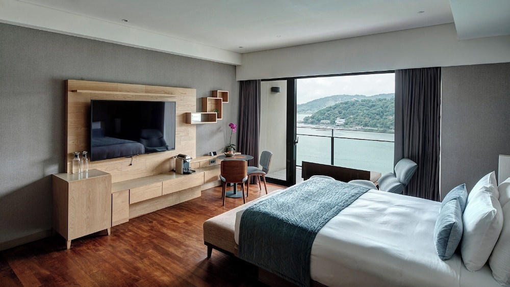 Deluxe Suite Lake View - Photo 2