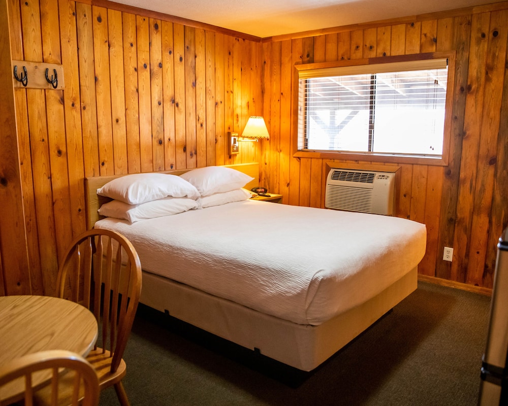 Standard Room, 1 Queen Bed (No Pets) photo 1