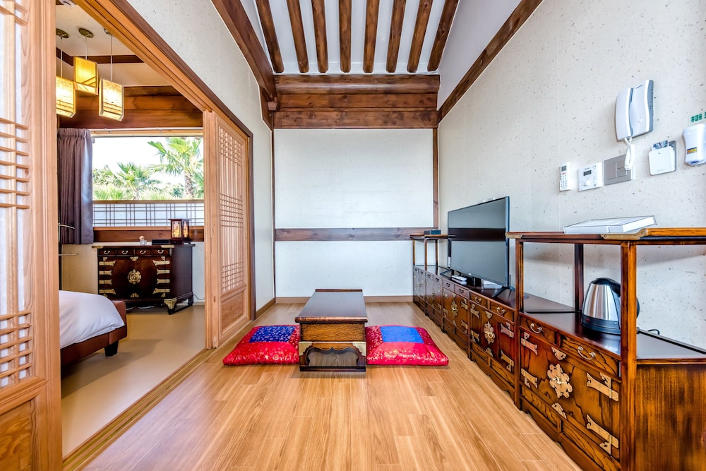 Wol Hwa E (Hanok Building 2F)