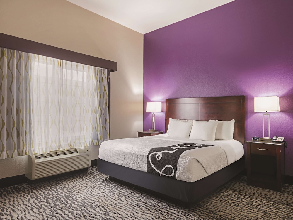Suite, 1 King Bed, Accessible, Non Smoking (Mobility/Hearing, tub w grab bars) - Photo 2