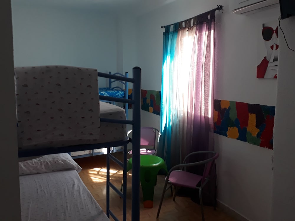 Room, Shared Bathroom (for 6 people - Jeune)