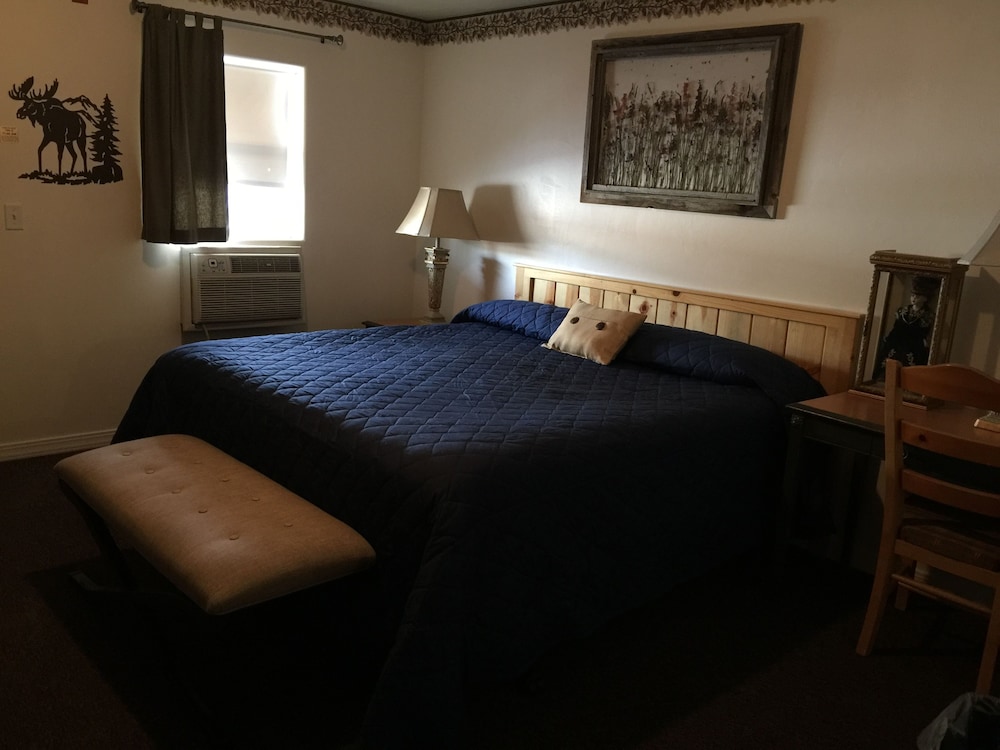 Deluxe Suite, 1 King Bed, Private Bathroom, Ground Floor