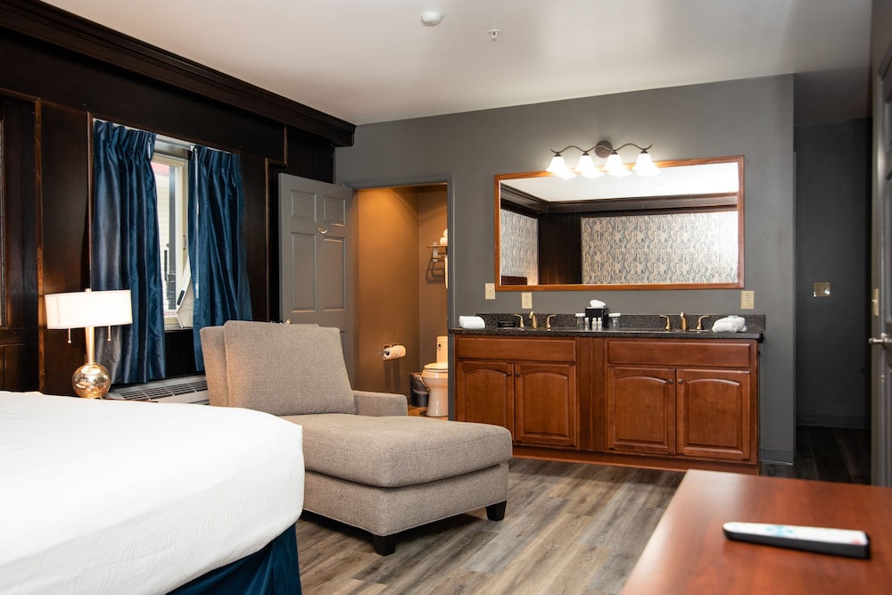 Suite, 1 King Bed, Non Smoking, Kitchenette - Photo 9