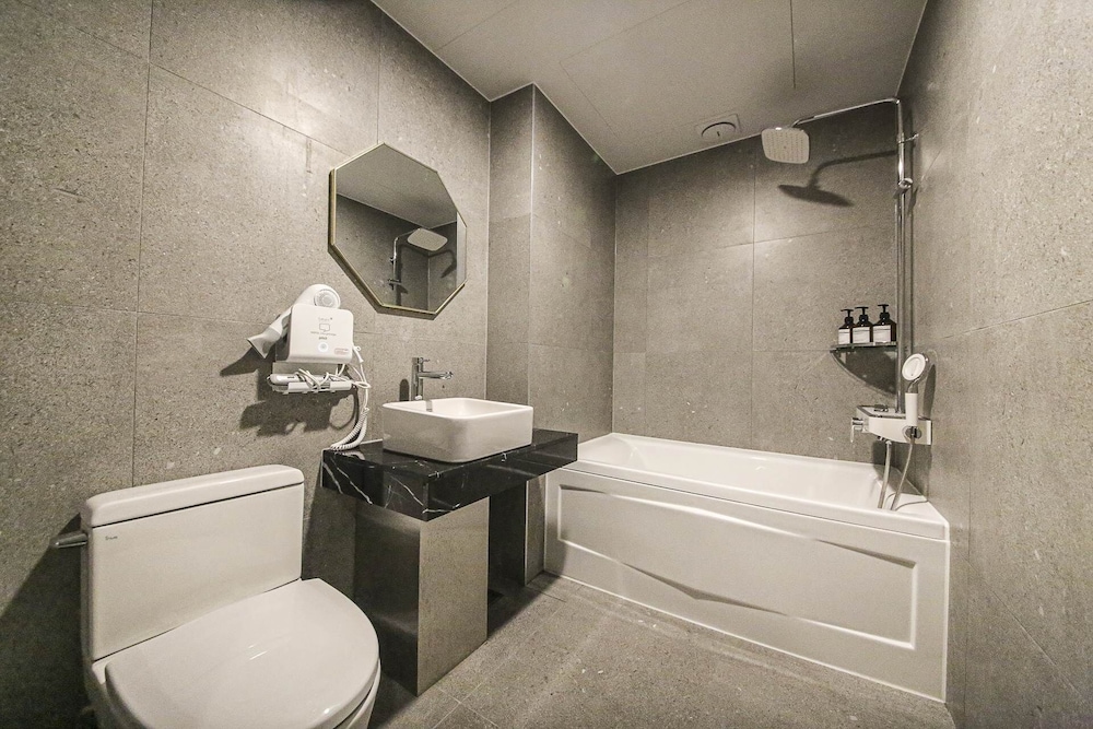 Prestige Table / Free Ramyeon, Table, Styler, Netflix, Free Laundry & Dry, Free Amenities - Photo 7