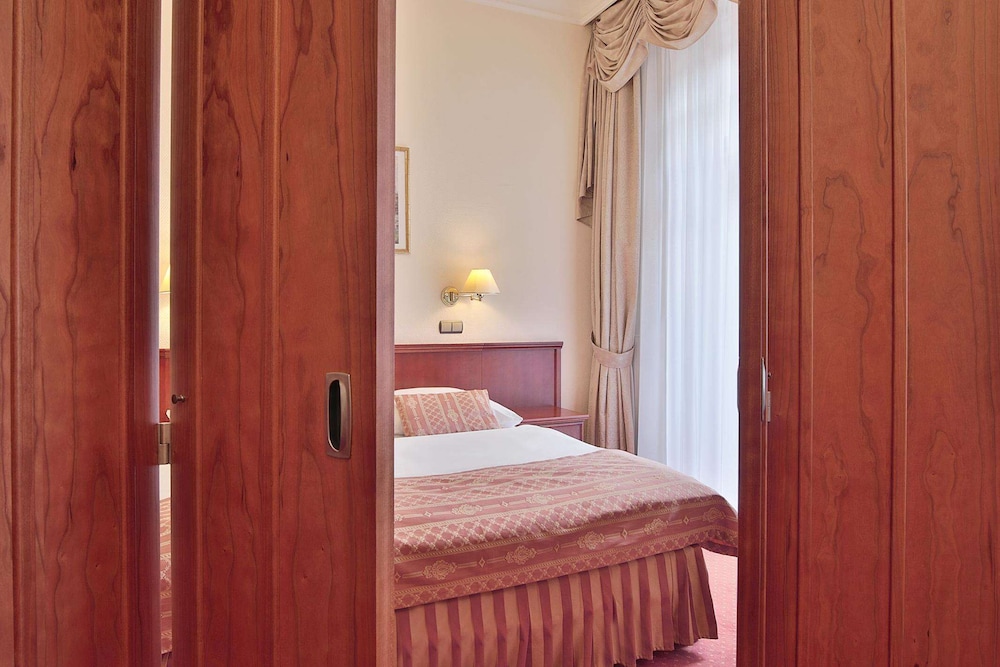Suite, 1 Queen Bed with Sofa bed
