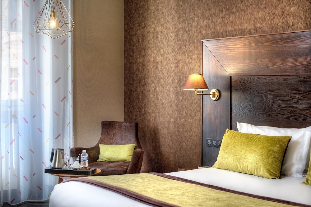 Junior Suite, 1 Queen Bed, Non Smoking - Photo 2