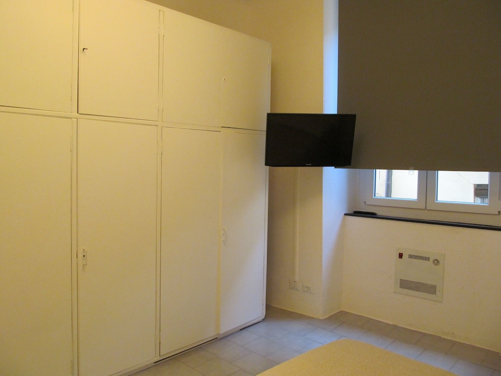 Room, 1 Large Twin Bed, Shared Bathroom photo 3
