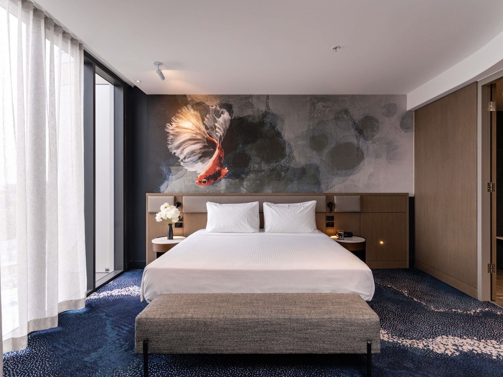 Deluxe Room, 1 King Bed (Accessible) photo 1
