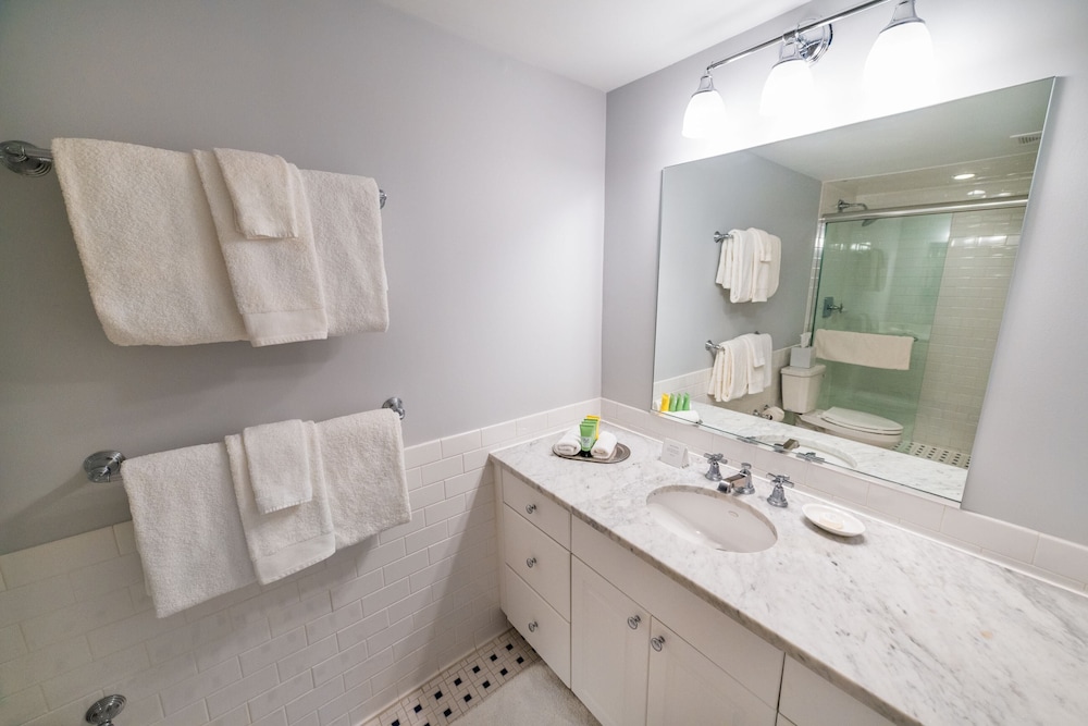 Suite, 1 Bedroom (1 Bath King Ocean Facing) photo 3