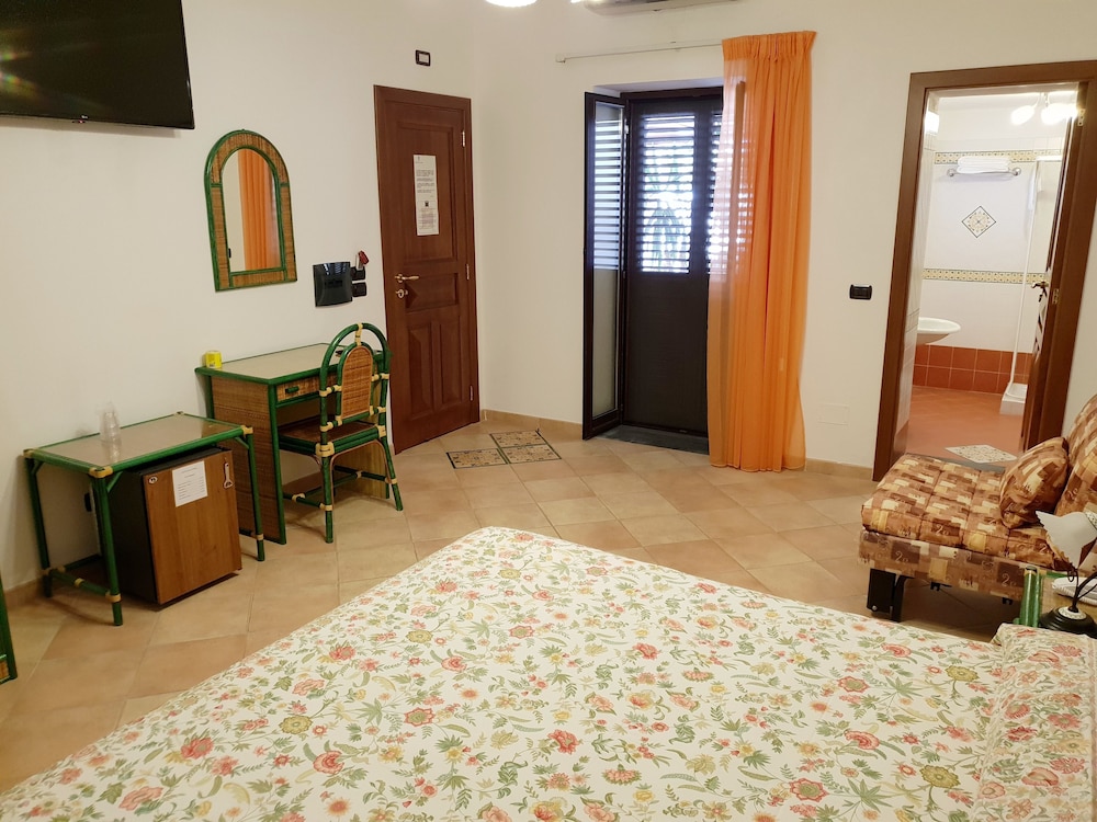 Double Room - Photo 2