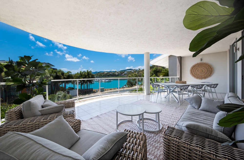 Four Bedroom Two Level Top Floor Luxe Spa Penthouse photo 3