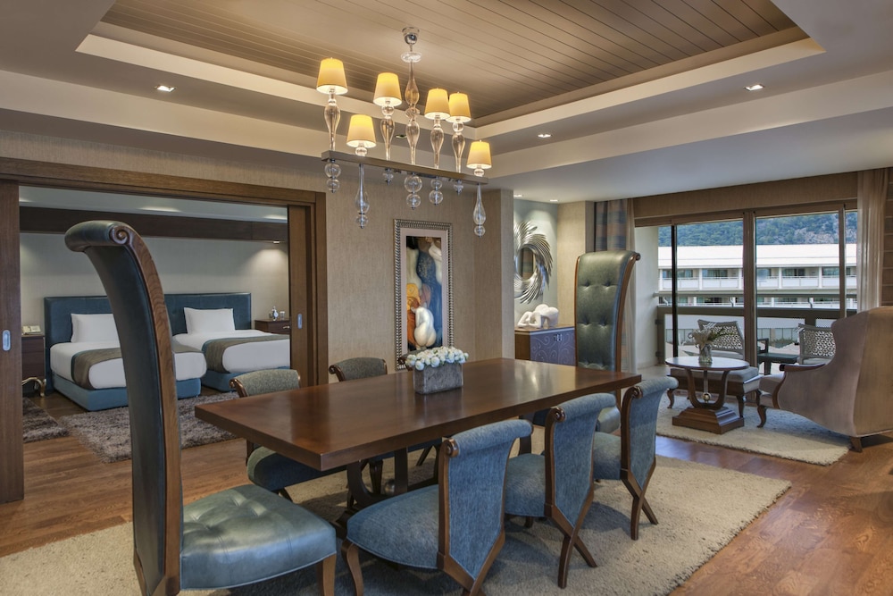 PRESIDENTIAL SUITE WITH SEA VIEW
