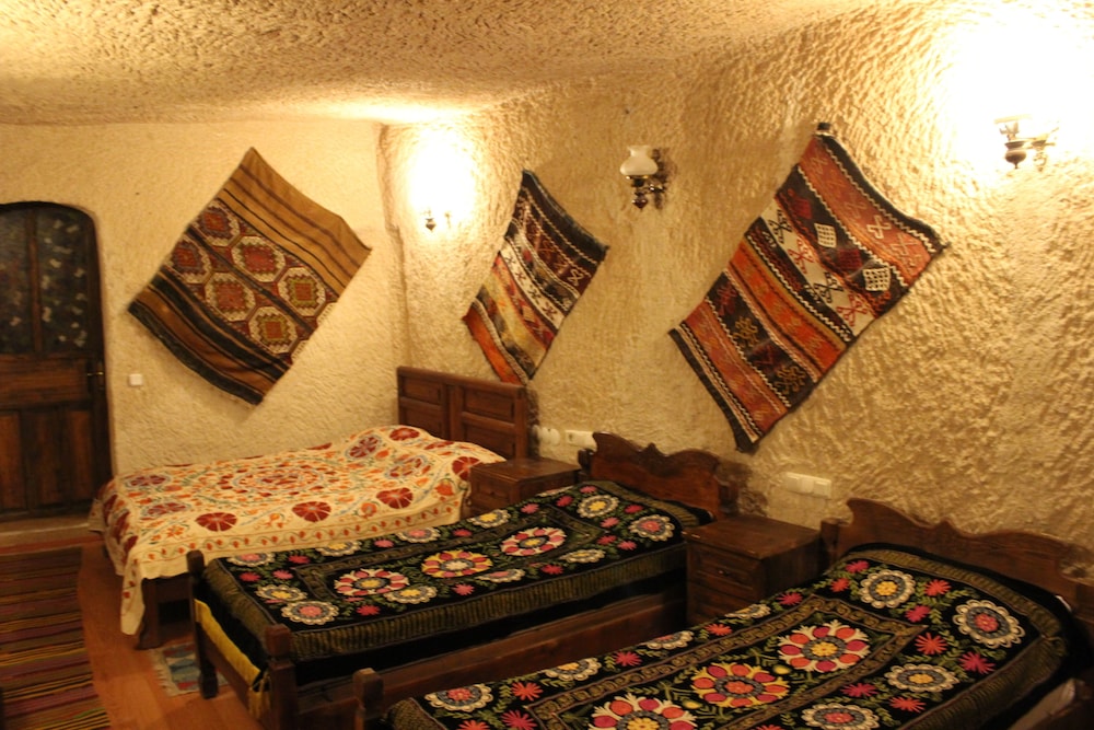 Daisy Deluxe Cave Room photo 3