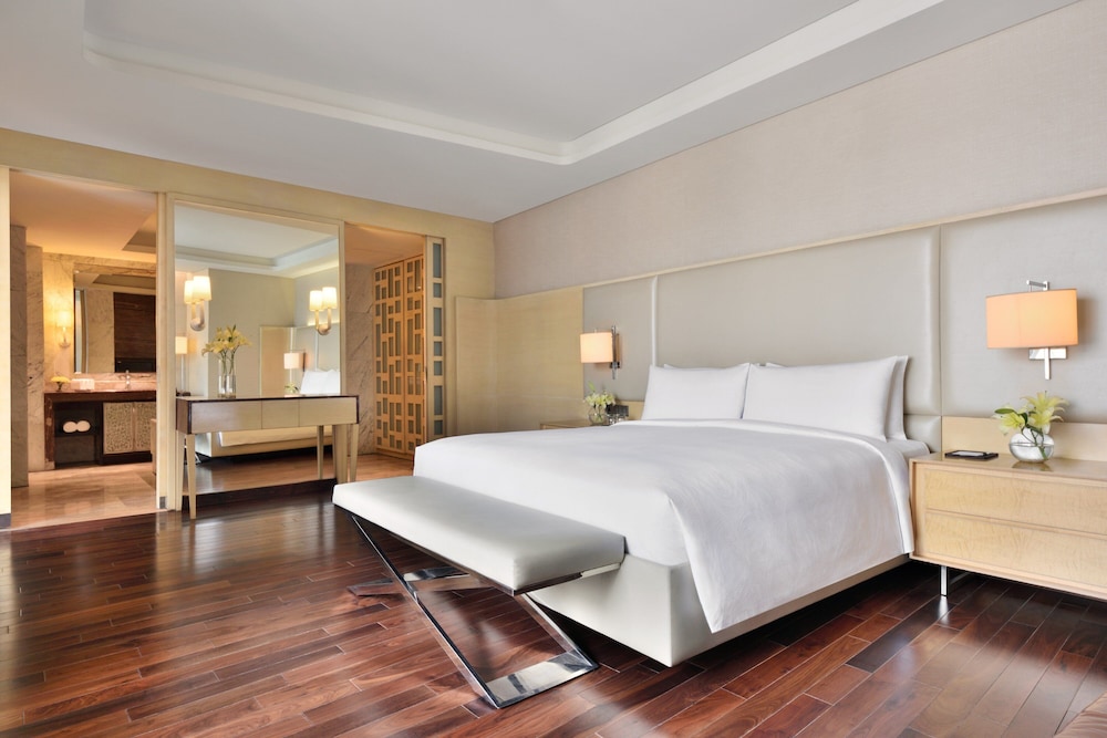 Executive Suite, 1 Bedroom - Photo 1