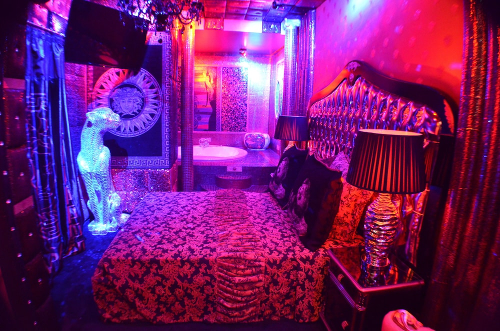 Presidential Studio Suite, 1 King Bed (Versace Suite) photo 1