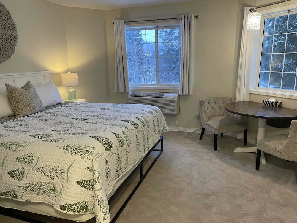 Junior Suite, 1 King Bed, Mountain View, Corner photo 1