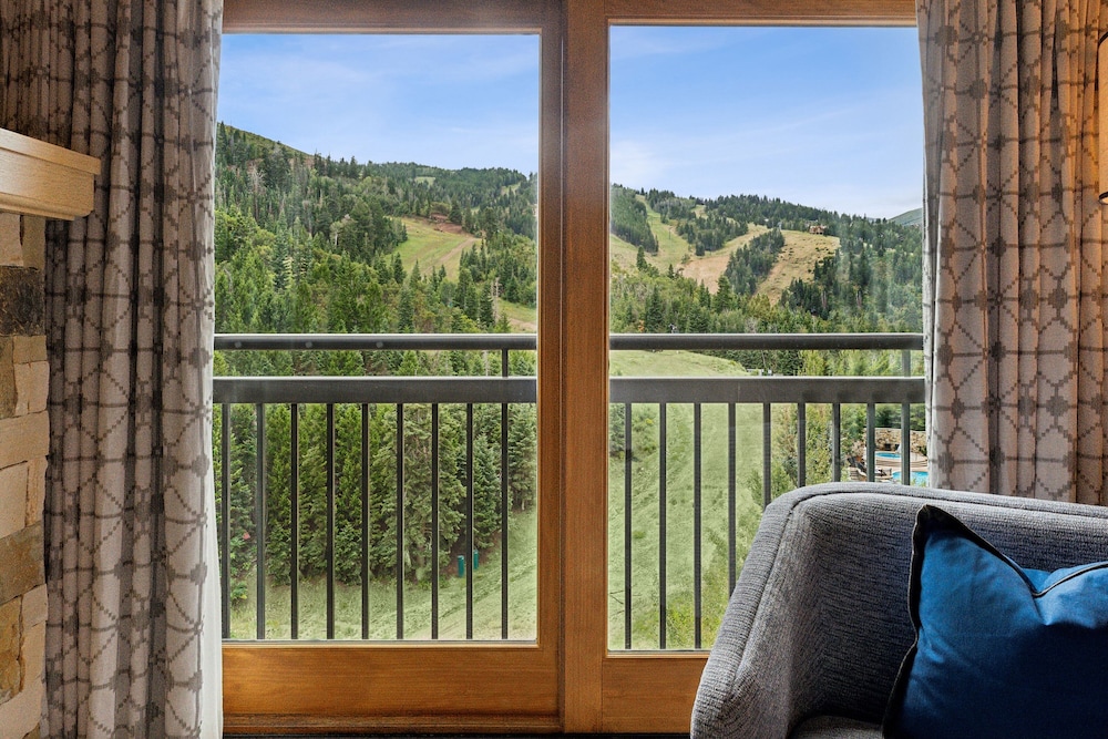 Suite, 1 Bedroom, Corner (View) - Photo 4