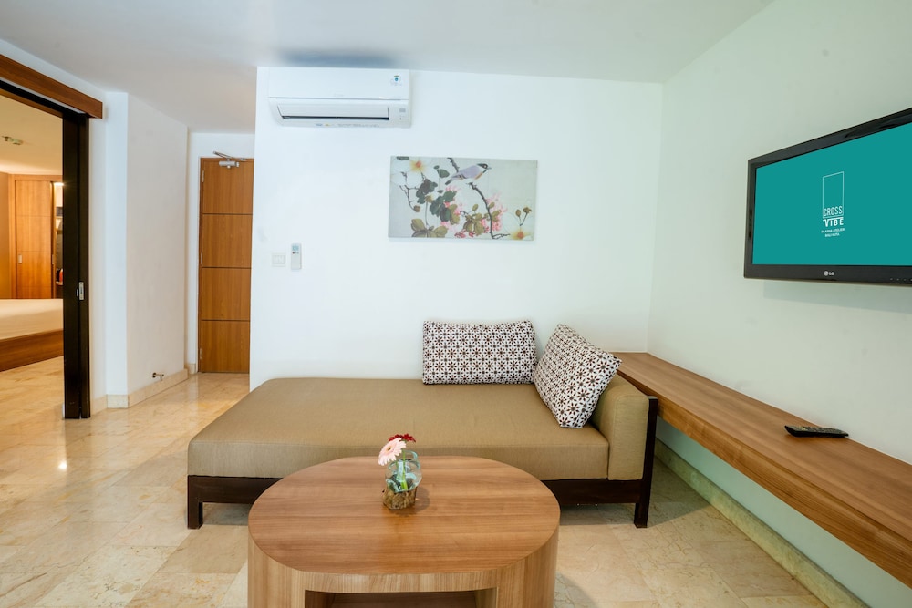 Deluxe Pool Suite - Photo 6
