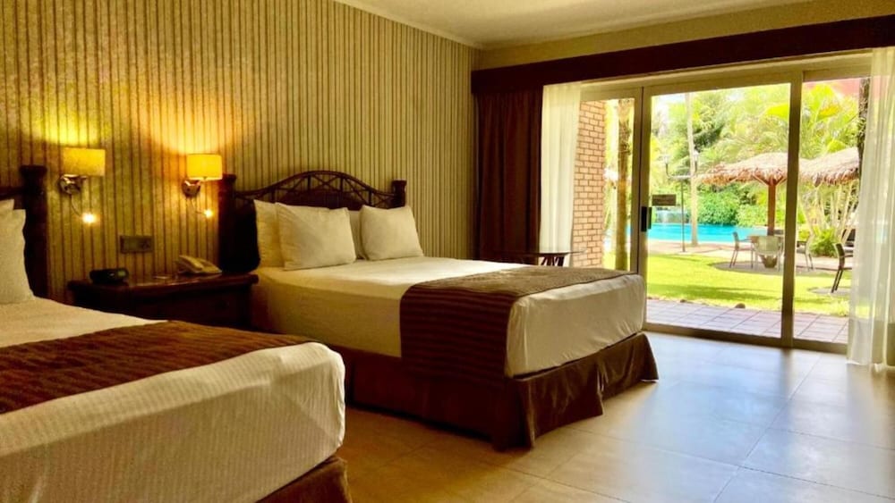 Deluxe Room, 2 Queen Beds, Poolside - Photo 1