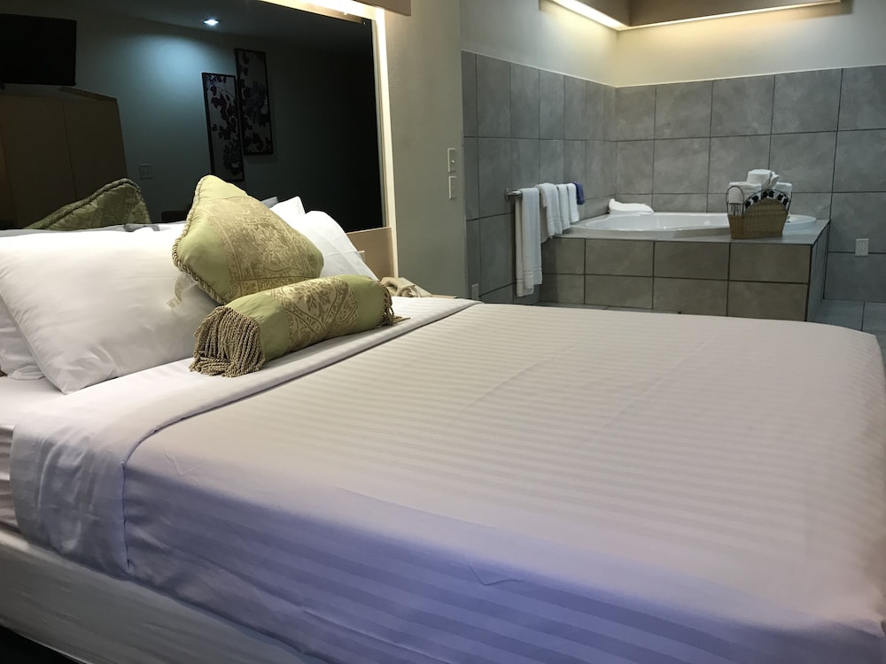 Romantic Jacuzzi room with hot tub photo 1