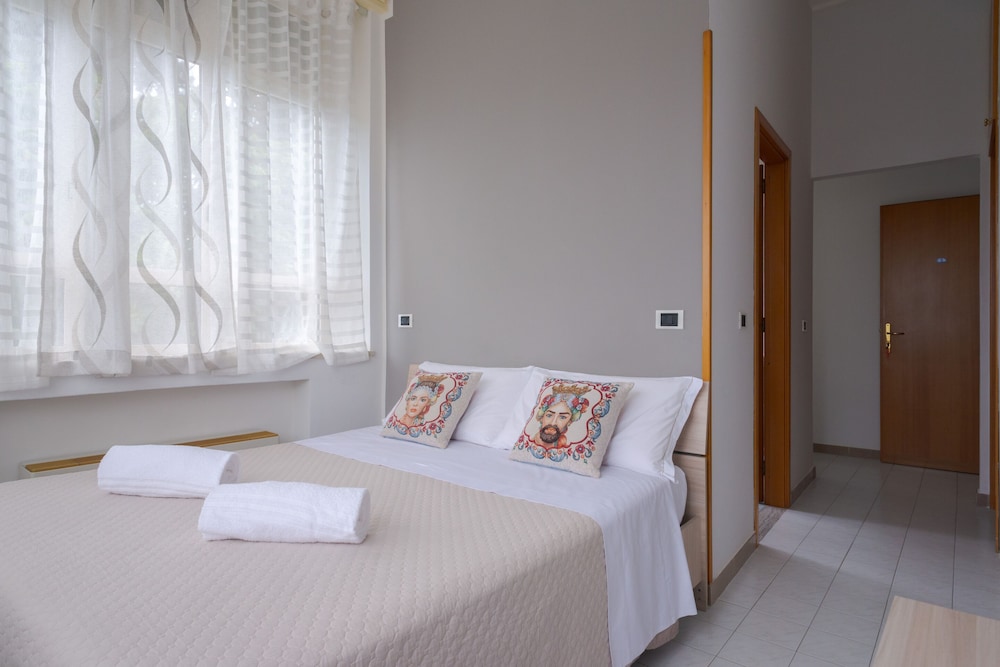 Double Room, Ensuite, Sea View - Photo 4