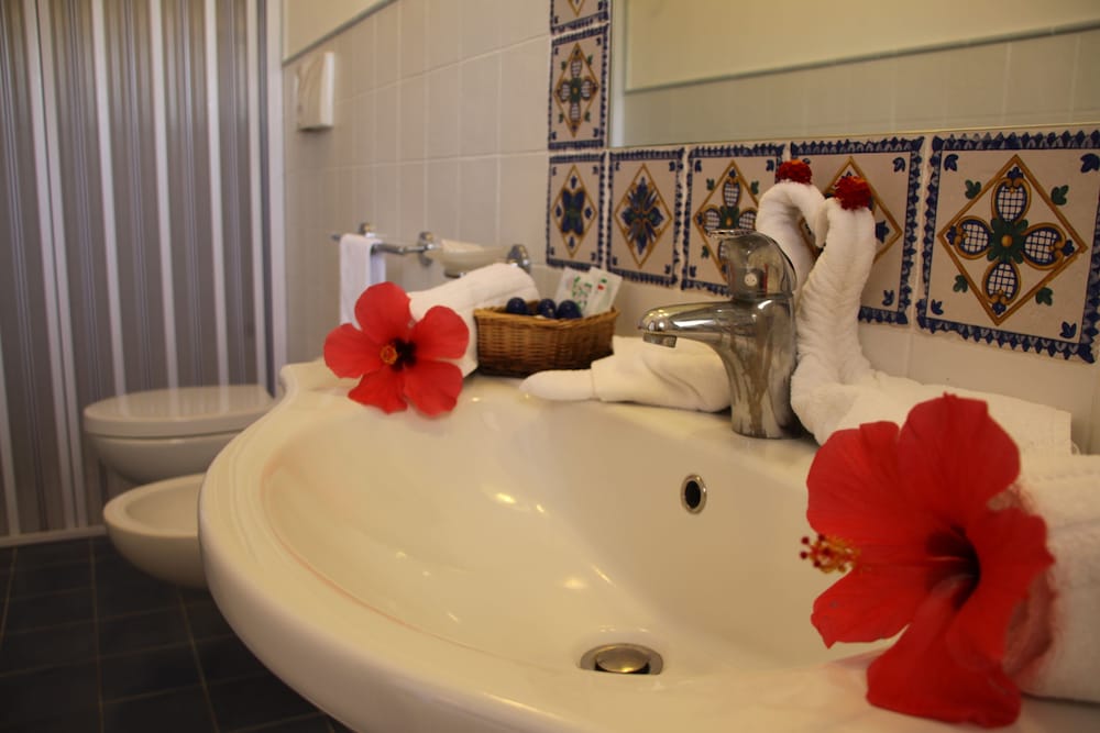 Classic Triple Room, 1 Bedroom, Garden View photo 2