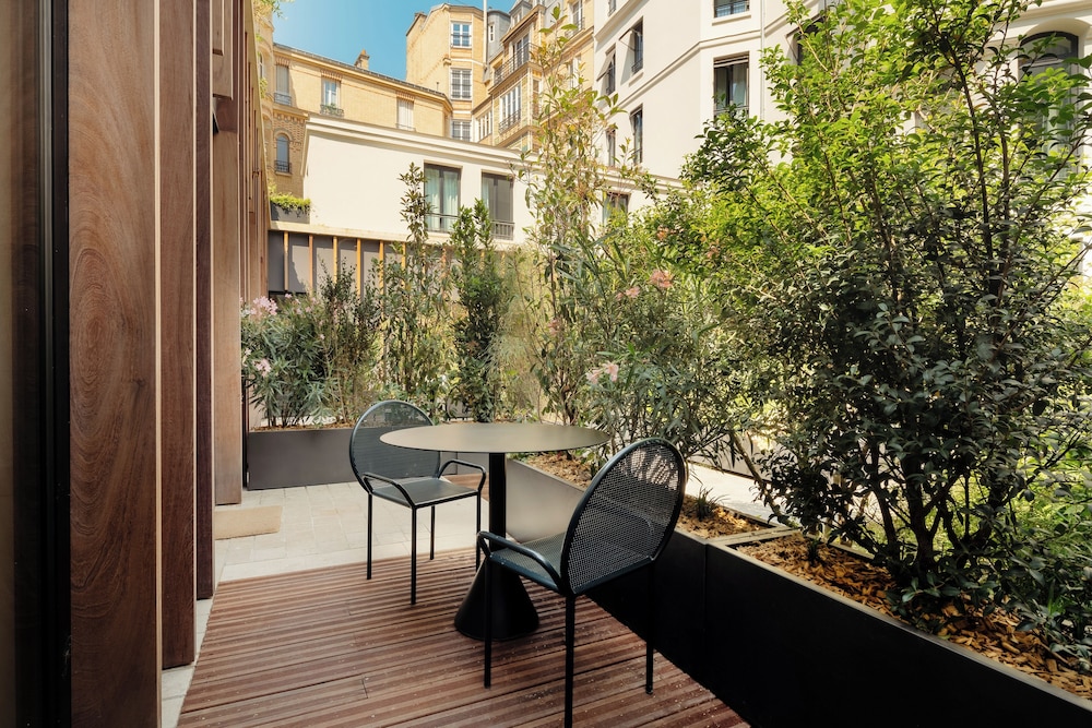 1-BR Deluxe Apartment with Garden photo 2