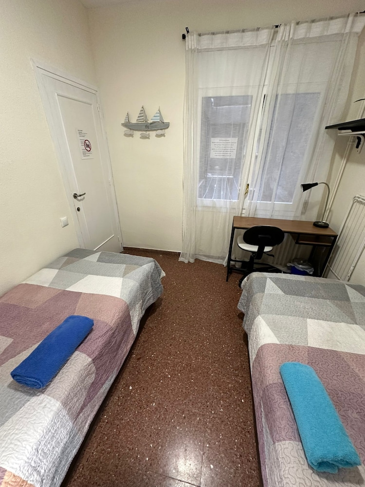 Twin Room, Shared Bathroom photo 2