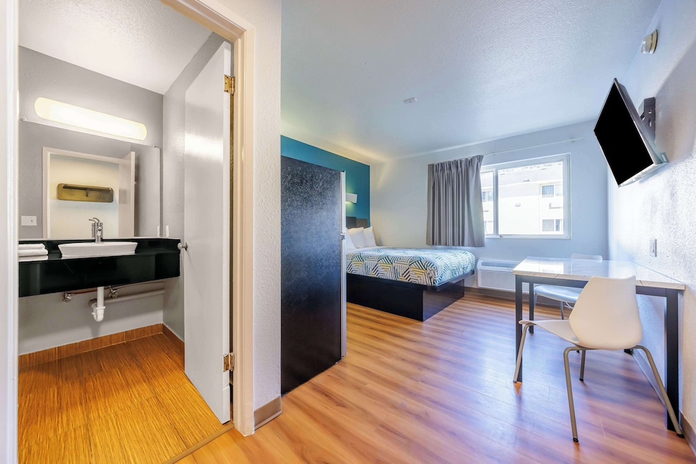Standard Room, 1 Queen Bed, Non Smoking, Kitchenette photo 2