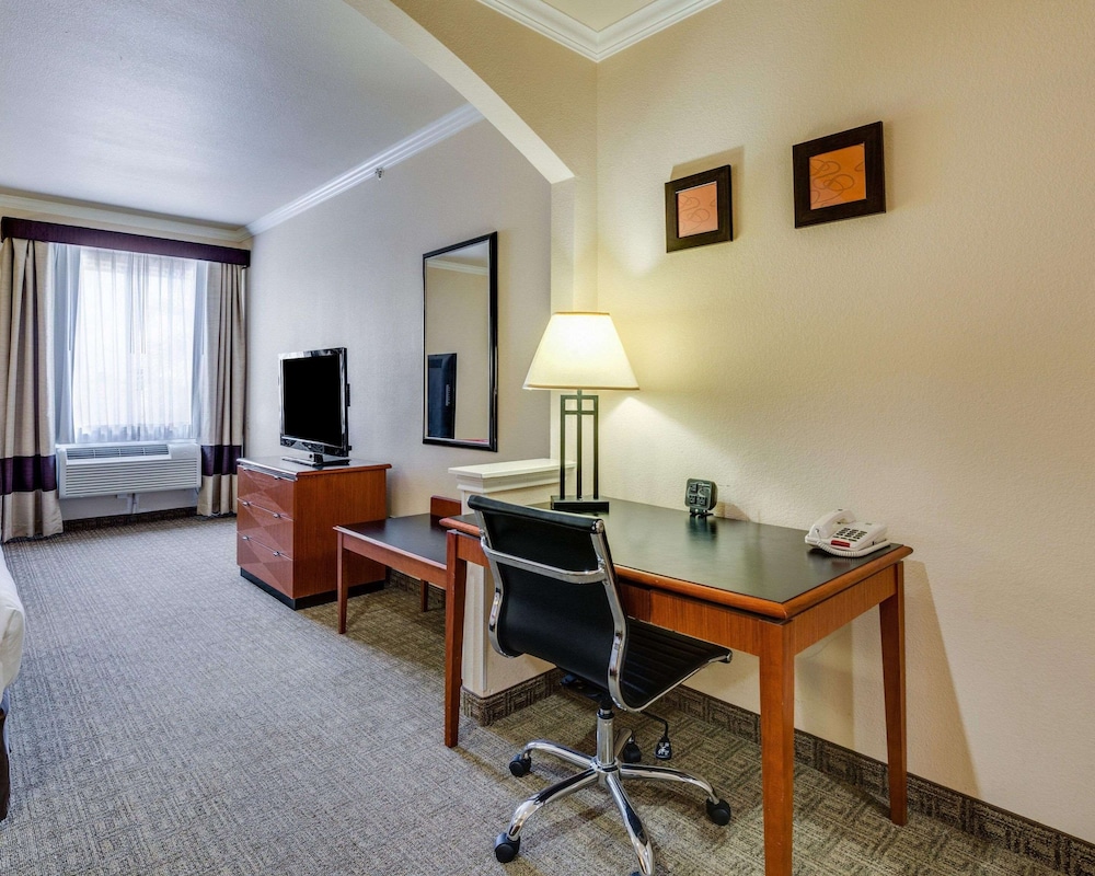 Business Suite, Multiple Beds, Accessible, Non Smoking - Photo 2