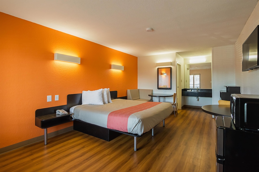 Standard Room, 1 King Bed, Non Smoking - Photo 6
