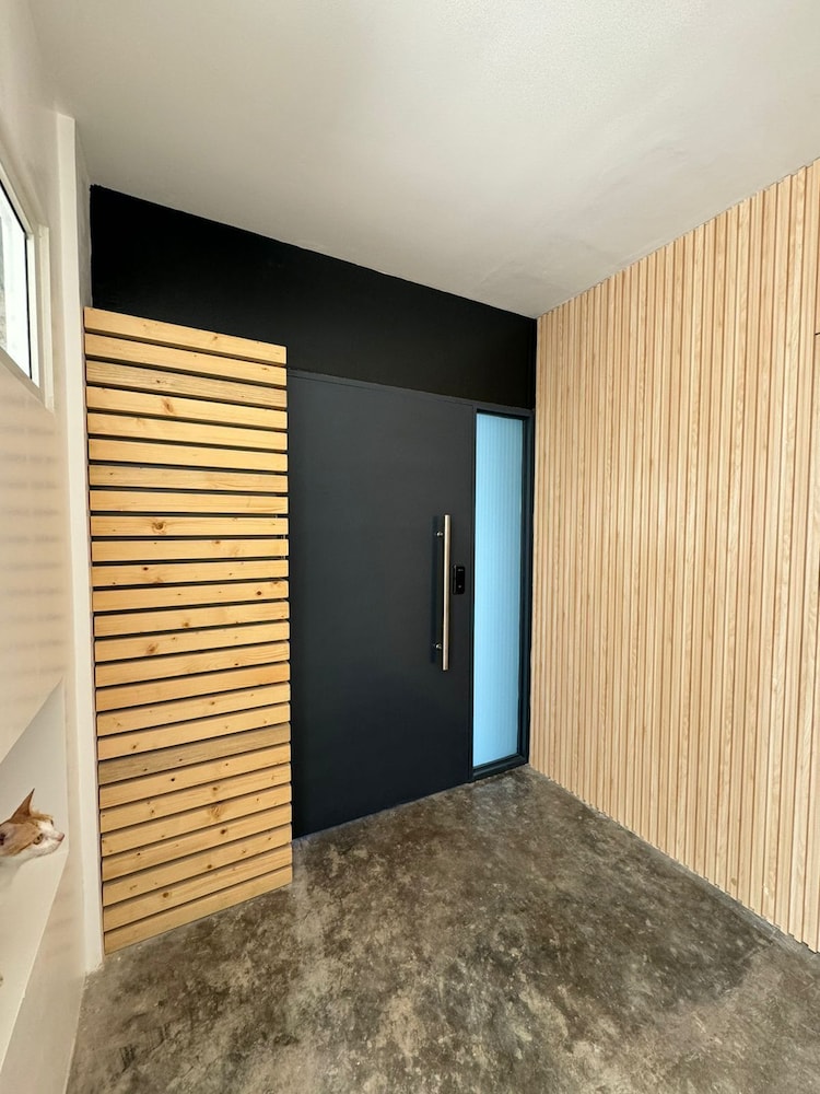 Executive Suite - Photo 10