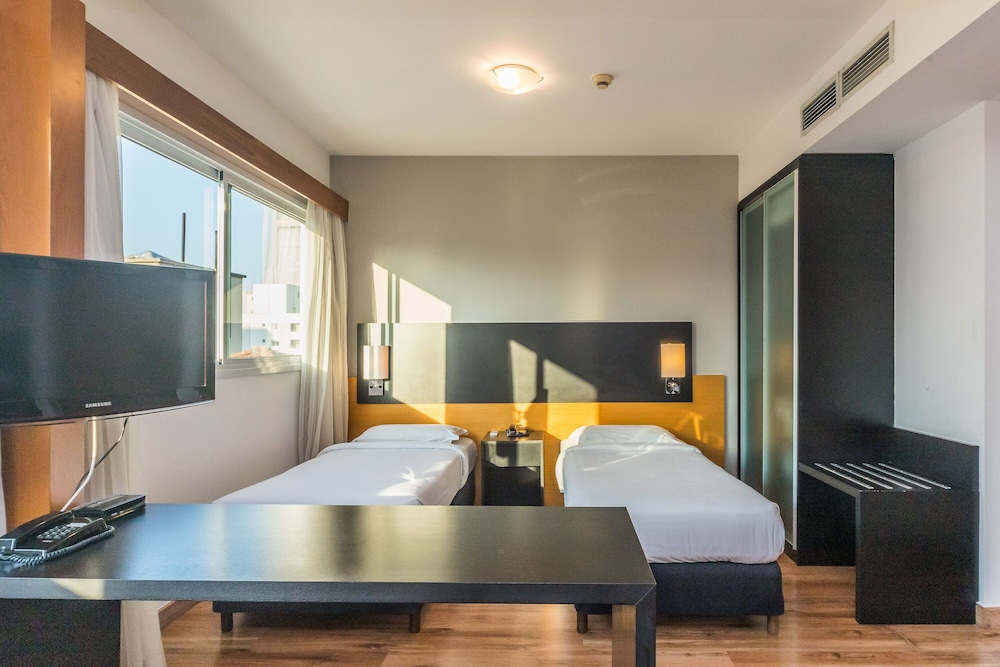 Available room thumbnail 5