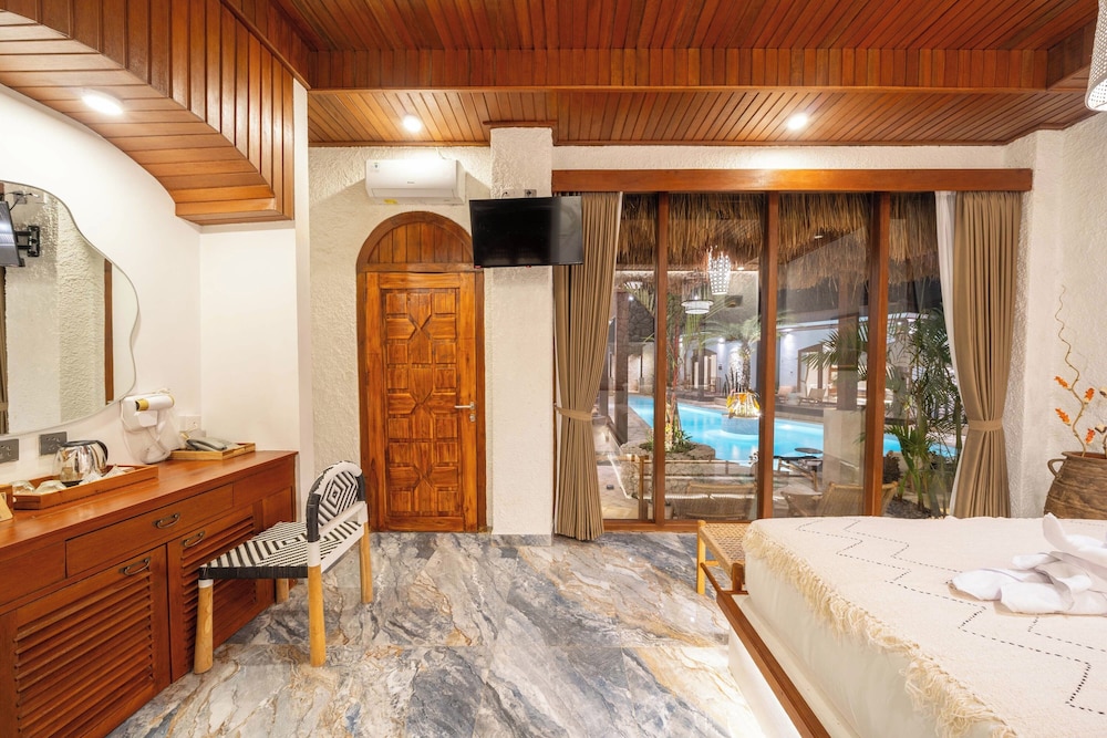 Deluxe Room with Pool View photo 3