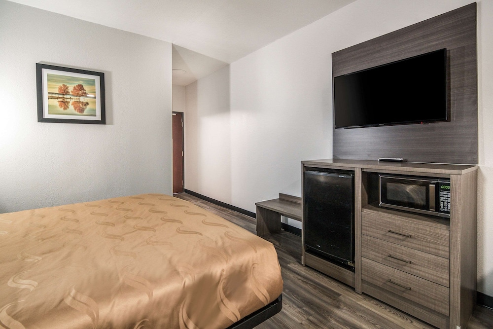 Standard Room, 1 King Bed, Non Smoking - Photo 3
