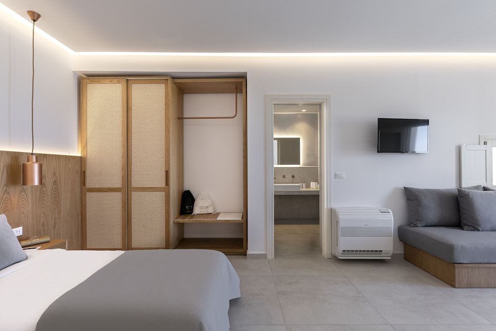Sunset Suite with Heated Plunge Pool - Photo 17