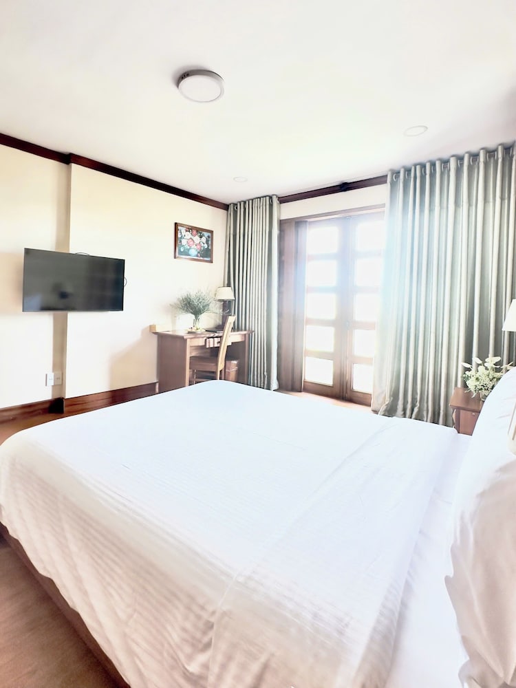 Deluxe Room, 1 King Bed, City View photo 3