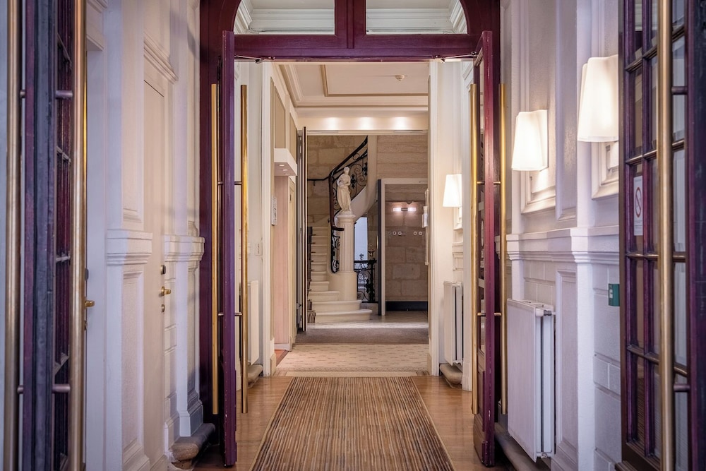 Comfort Room, Accessible, Ground Floor