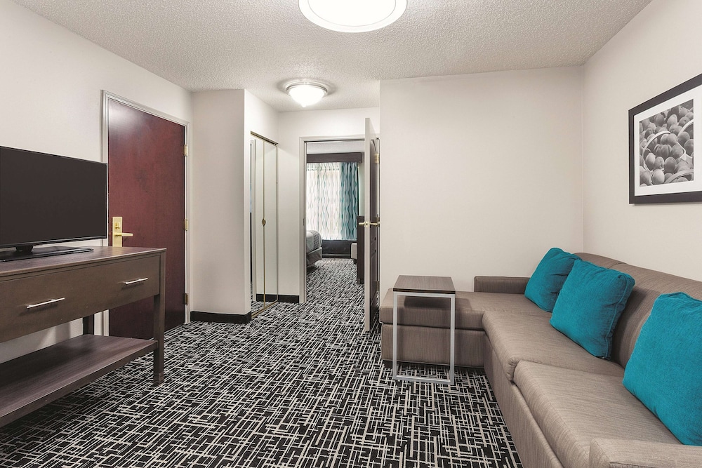 Suite, 1 King Bed, Non Smoking - Photo 2