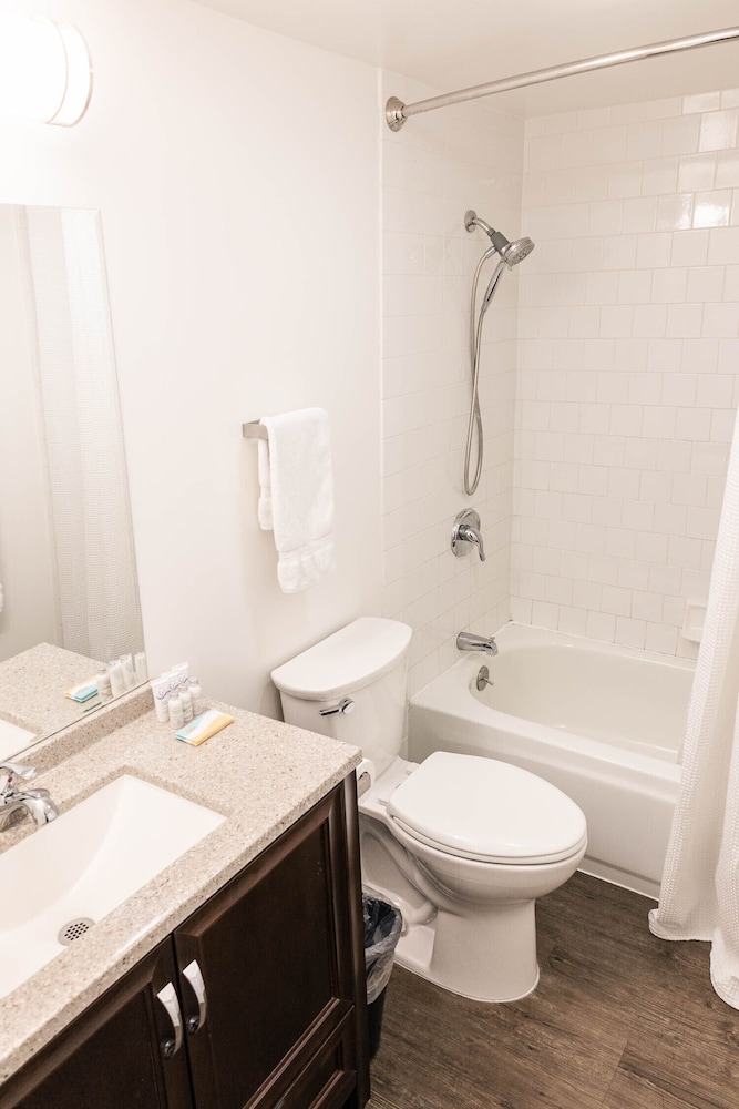 Double Queen Deluxe Suite photo 3