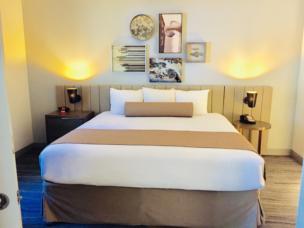 Suite, 1 King Bed, Sofa, Non Smoking - Photo 2
