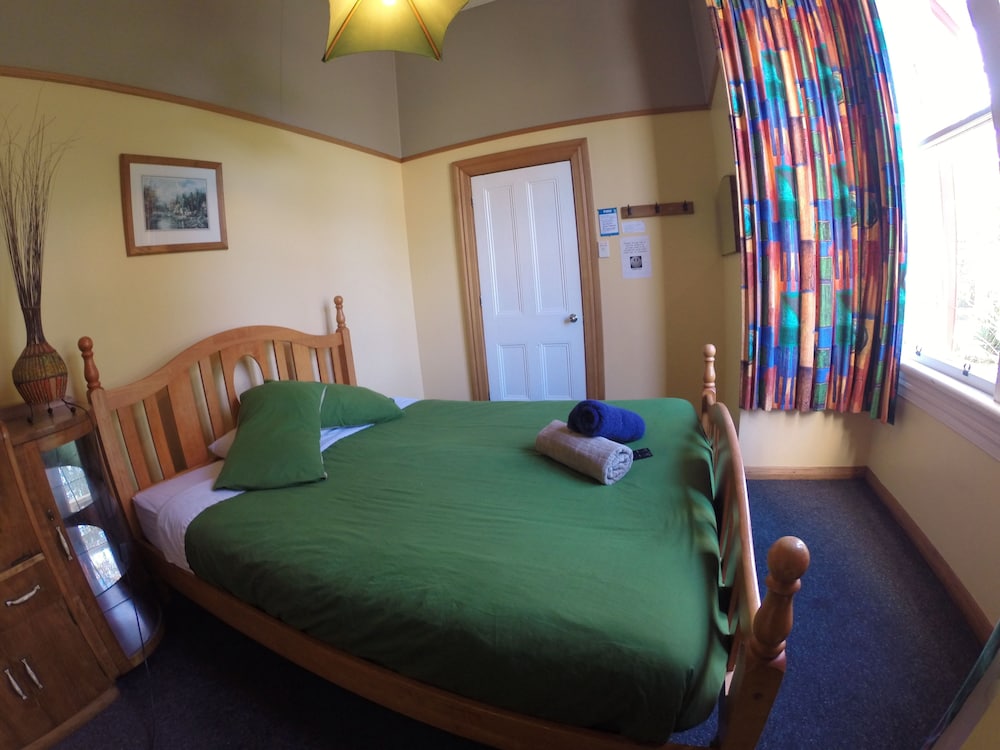 Studio, Ensuite (Queen & Two Bunks) photo 2