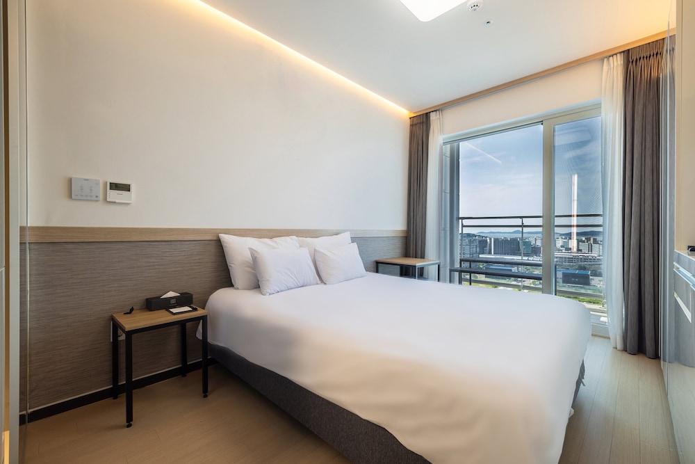 Deluxe King with Terrace (High Floor) - Photo 1