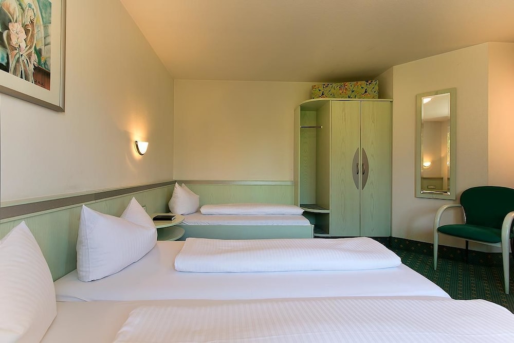 Standard Triple Room, Private Bathroom photo 3
