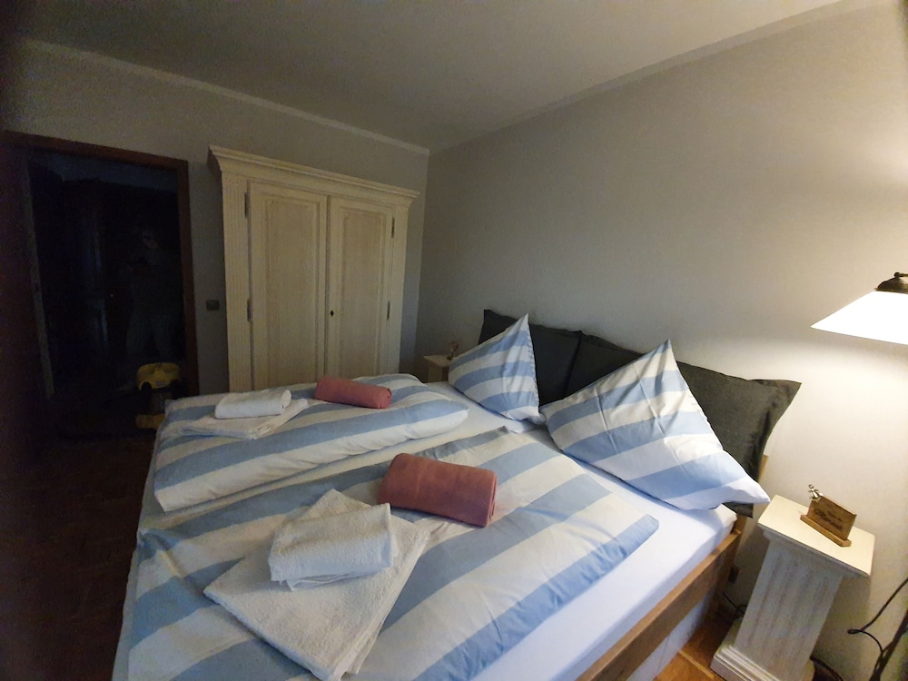 Suite, Ensuite photo 1