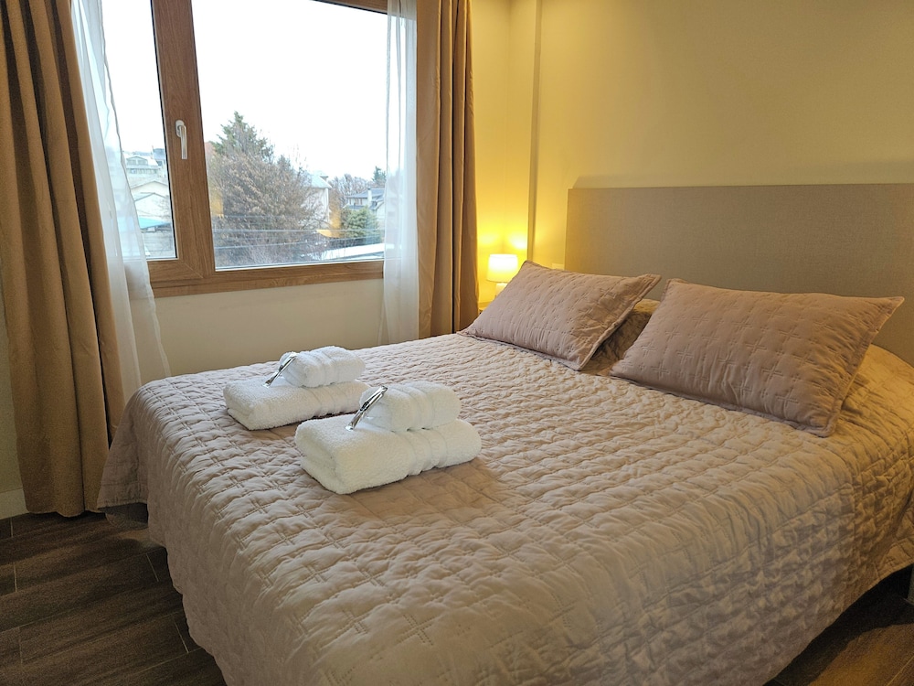 Family Double Room, 1 Bedroom, Kitchen, Partial Lake View photo 3