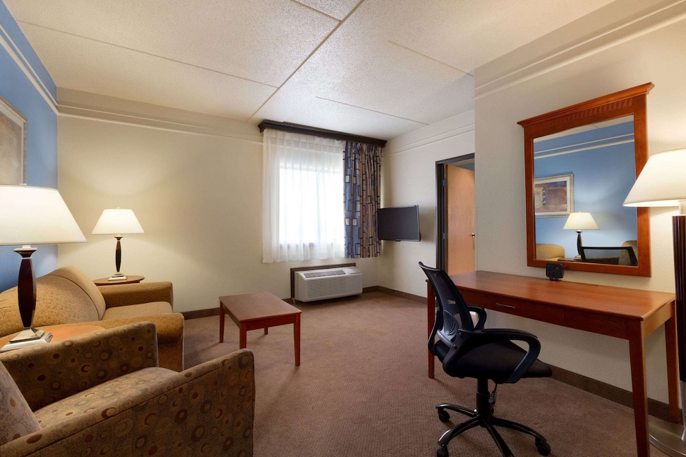 Suite, 1 King Bed, Non Smoking (2 Room) photo 2