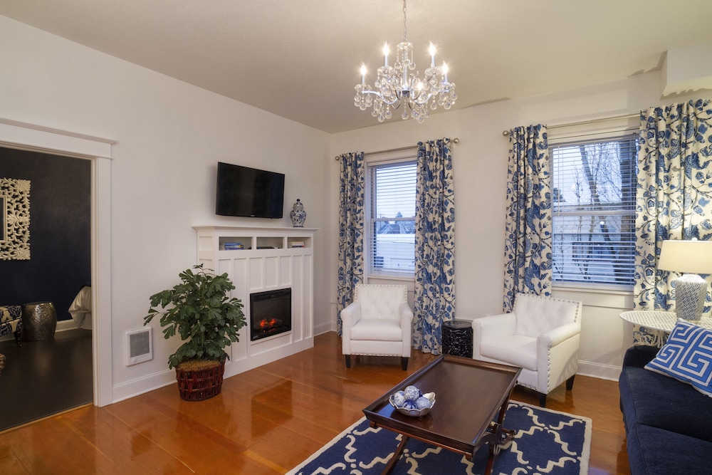 Standard Apartment, 1 King Bed, Non Smoking, Fireplace (8TH) photo 3