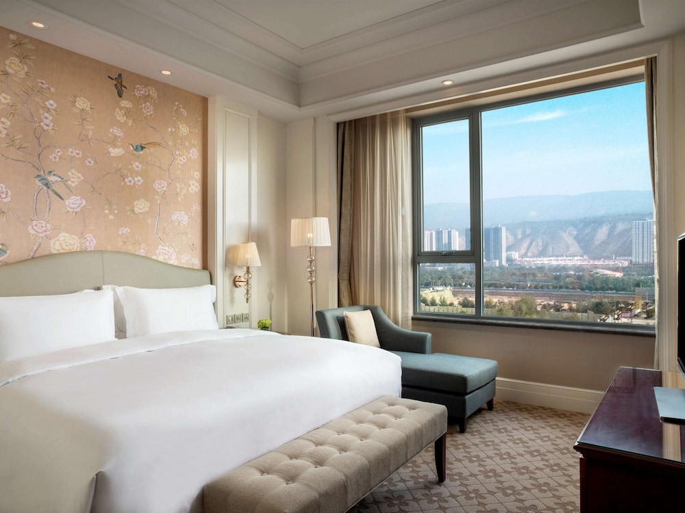 Luxury Room, 1 King Bed, Club Lounge Access