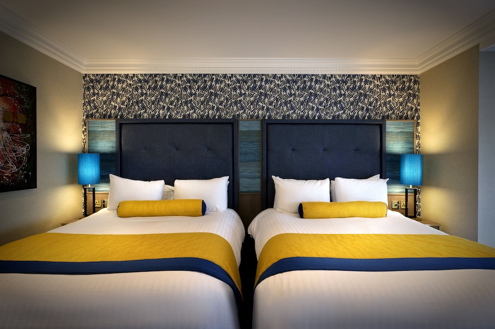 Superior Room (with 2 Queen Beds) thumbnail 6